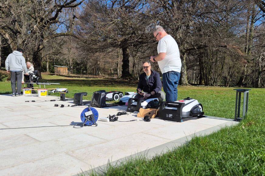 Medienvertreter und Content-Creator testen Smart Home Neuheiten beim Netzwelt First Look Event am Gardasee. Terrasse und Garten als echte Testumgebung.